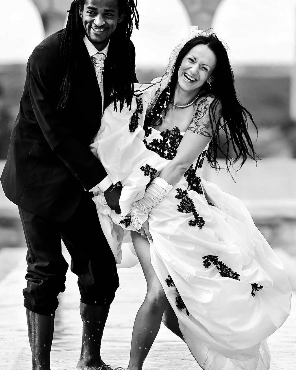 Portrait de mariée en noir et blanc avec bouquet réalisé à Marseille