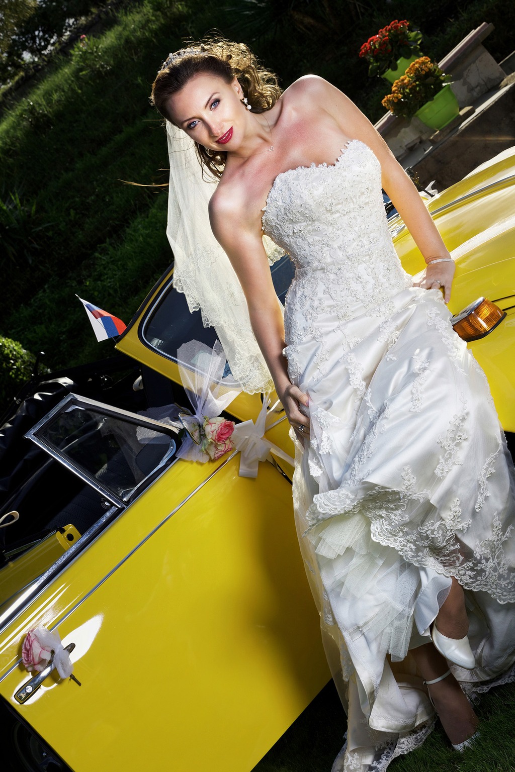 Portrait de mariée avec voiture de collection réalisé dans les Bouches-du-Rhône
