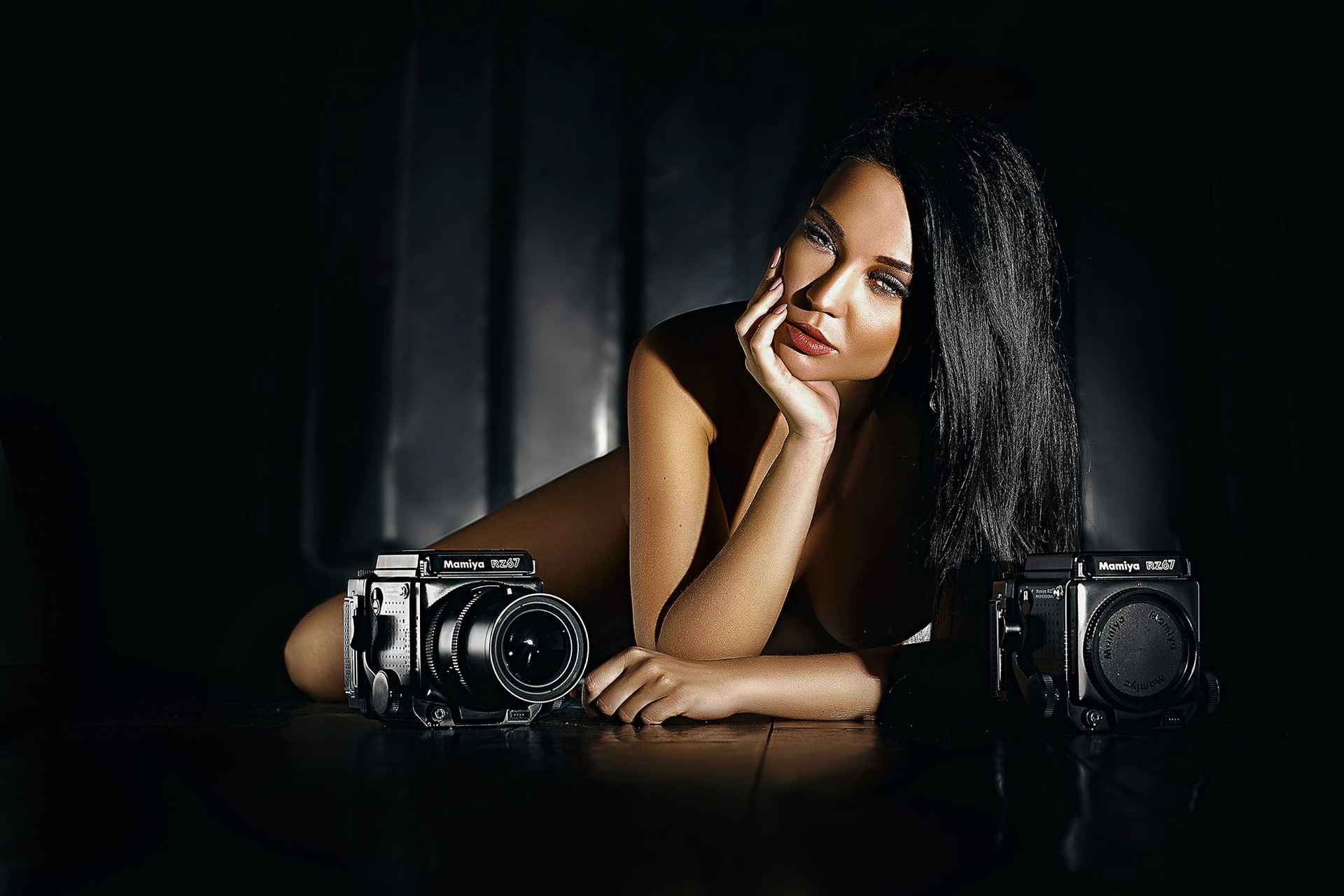Portrait éditorial en clair-obscur avec deux Mamiya RZ67 pour un client de Marseille