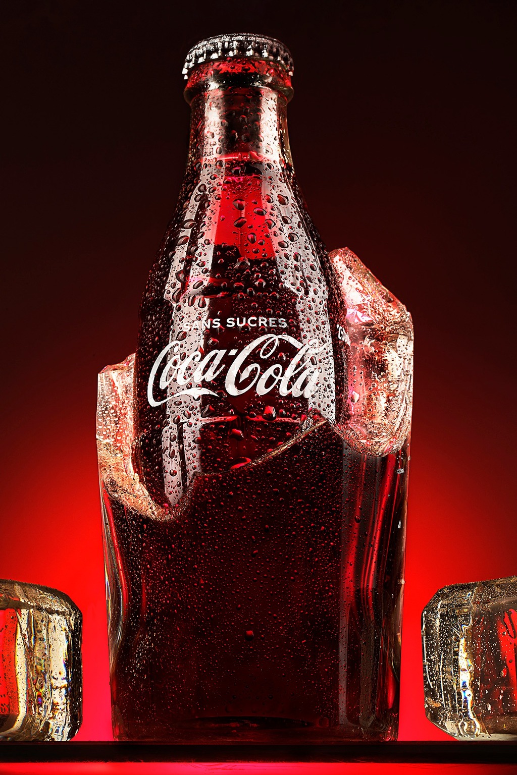 Packshot publicitaire de bouteille de soda sur glace, photographie produit en studio mobile à Marseille